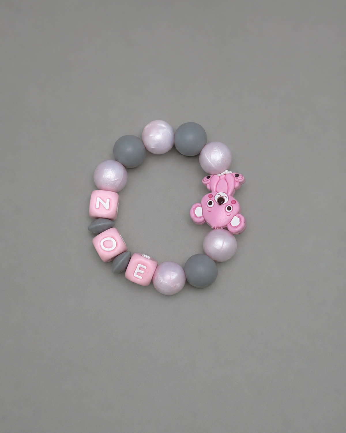 Anneau de dentition Koala Rosé : perles rose nacré et grises, cubes lettres composant un prénom et figurine koala rose