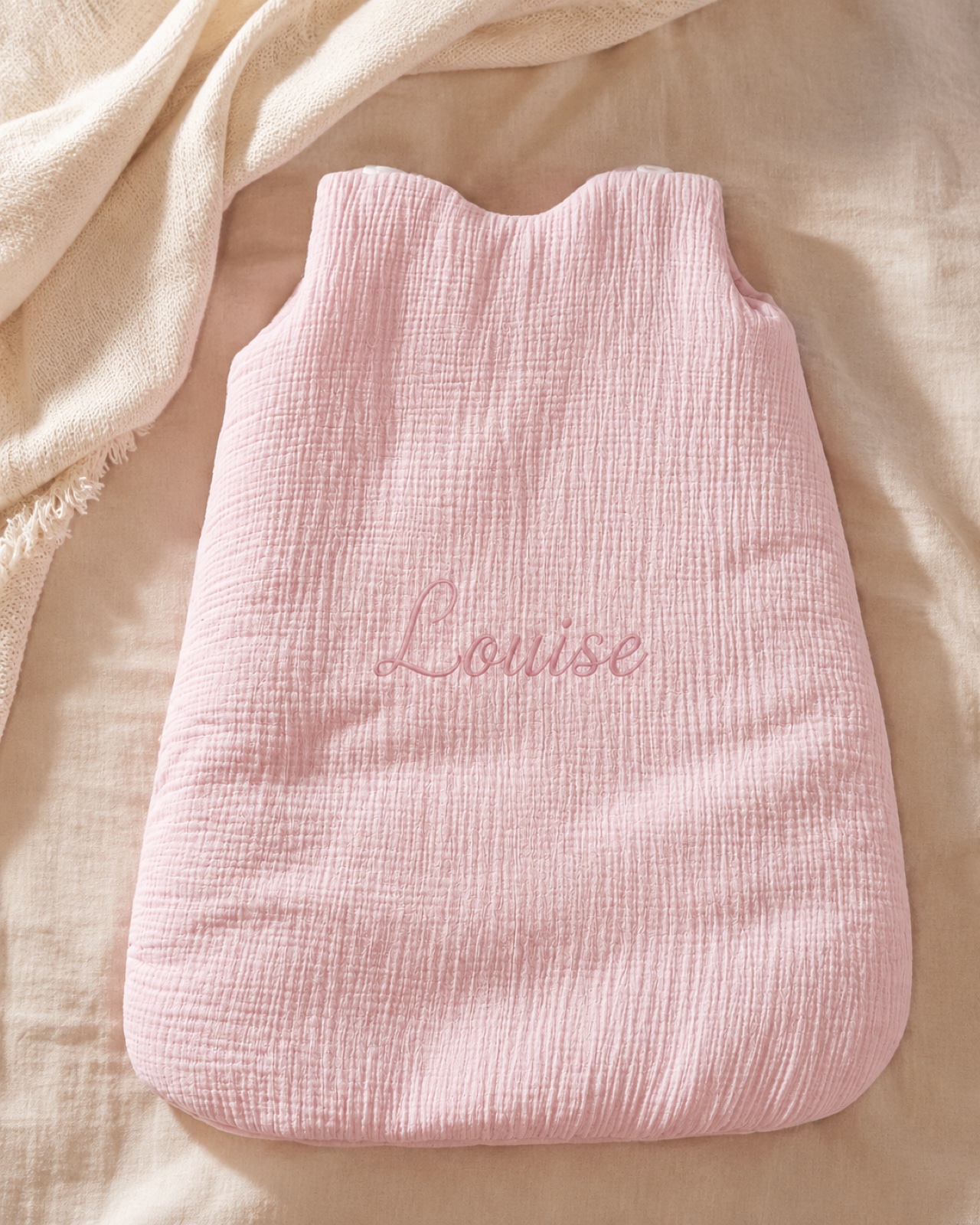 Gigoteuse personnalisée en gaze de coton rose poudré, brodée au prénom Louise