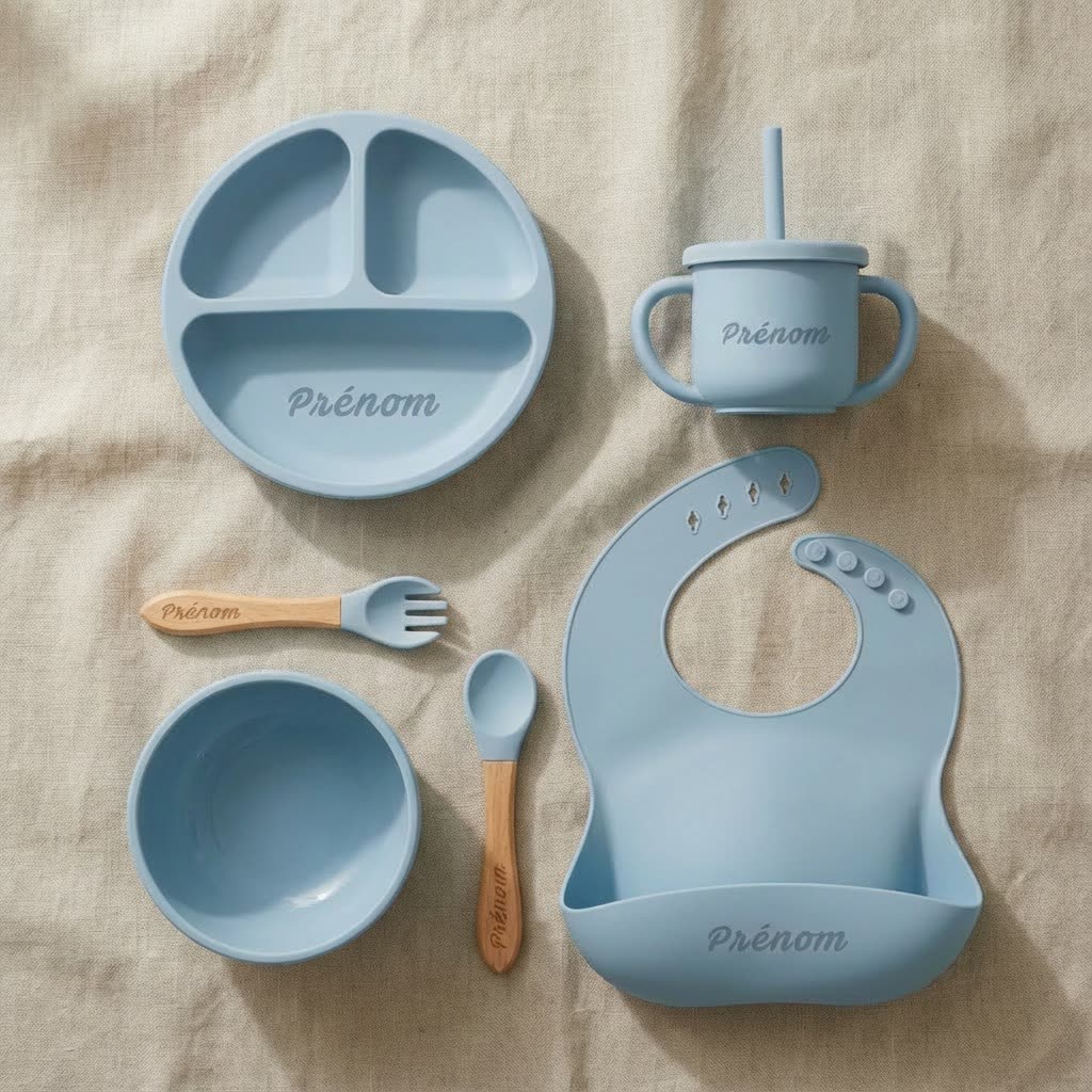 Kit repas bébé personnalisé bleu comprenant une assiette, un bol, un gobelet, un bavoir, une cuillère et une fourchette