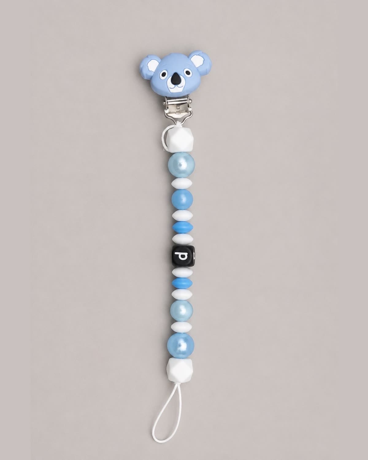Attache-tétine personnalisée composée de perles et d’une figurine koala bleue