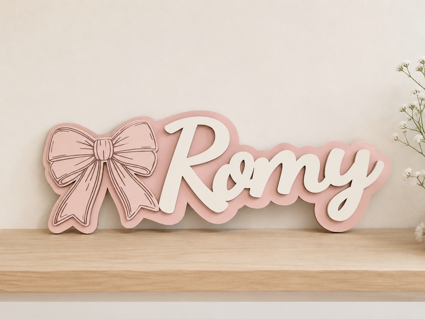 Plaque prénom murale personnalisée rose poudré et blanche avec le prénom Romy