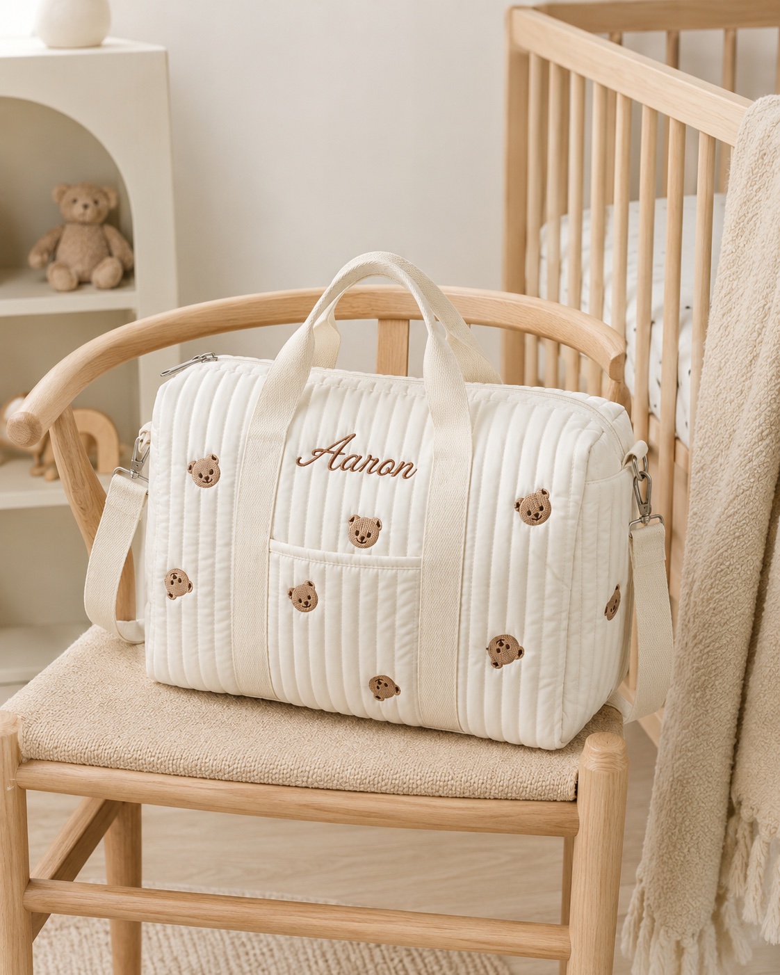 Sac à langer personnalisé avec un prénom brodé, posé sur une chaise