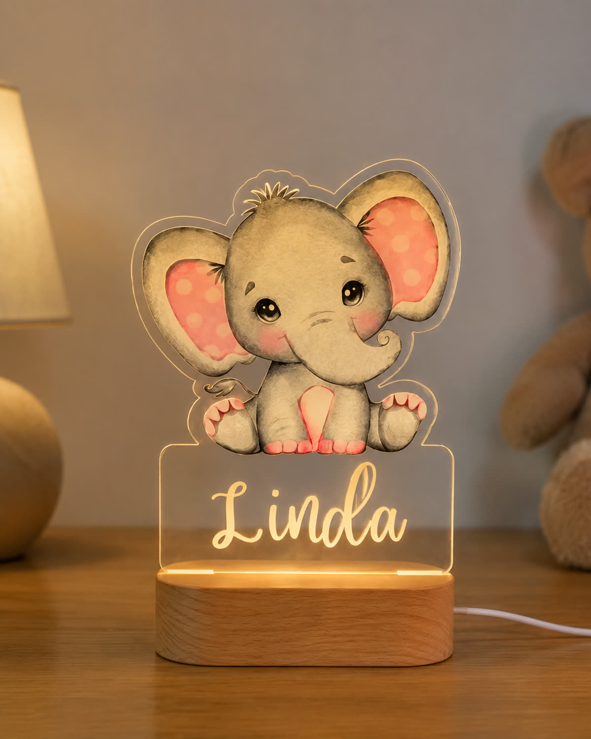 Veilleuse éléphant personnalisée avec un prénom lumineux, posée dans une chambre d’enfant
